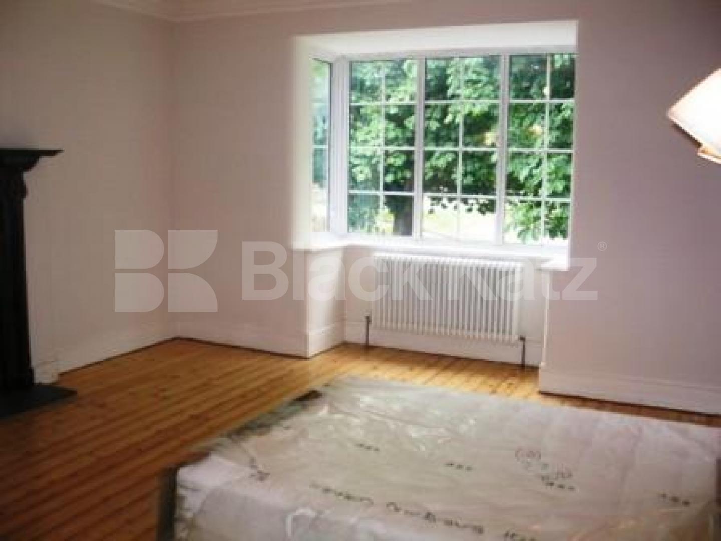 			5 Bedroom, 1 bath, 1 reception Flat			 Broomfield Lane, PALMERS GREEN N13